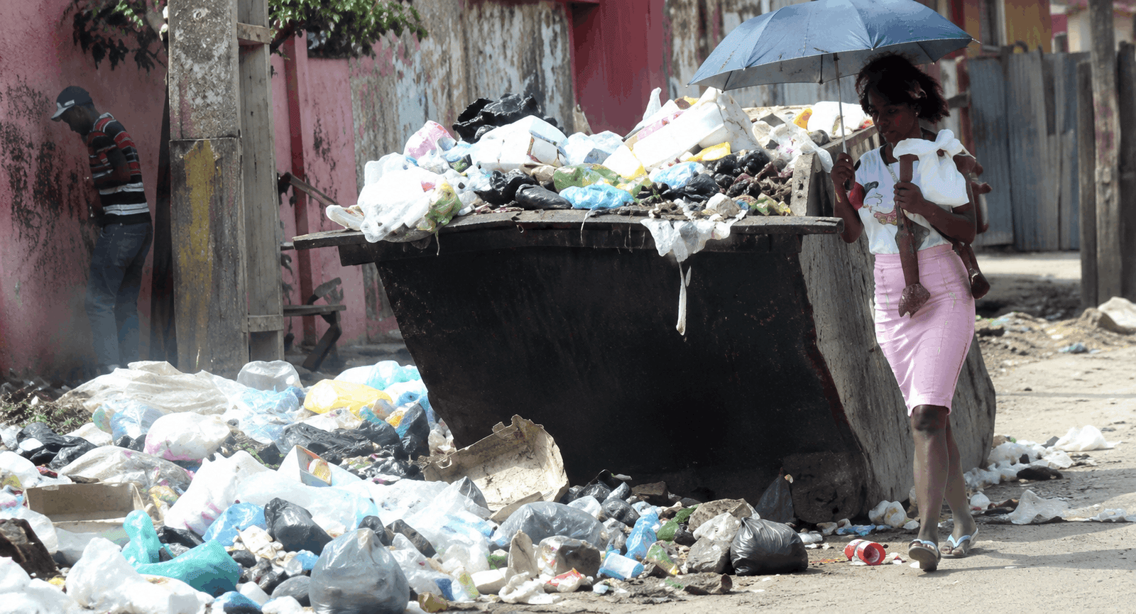 RUAS DE LUANDA INVADIDAS PELO MAU CHEIRO